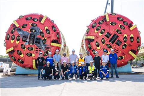 中外員工在盾構機前合影。中國電建供圖