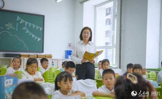 9月9日，黑龍江省哈爾濱市花園小學，語文老師正在給二年級小學生們上課。人民網(wǎng)記者 張哲鑫攝