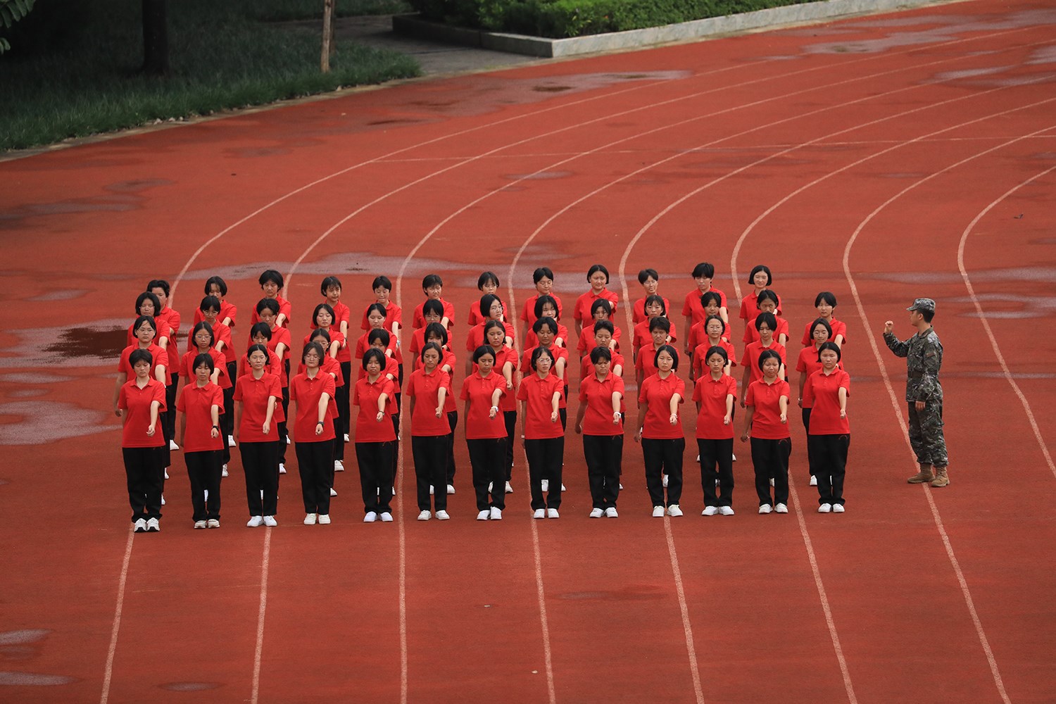 華坪女高2024級新生軍訓。華坪縣融媒體中心供圖