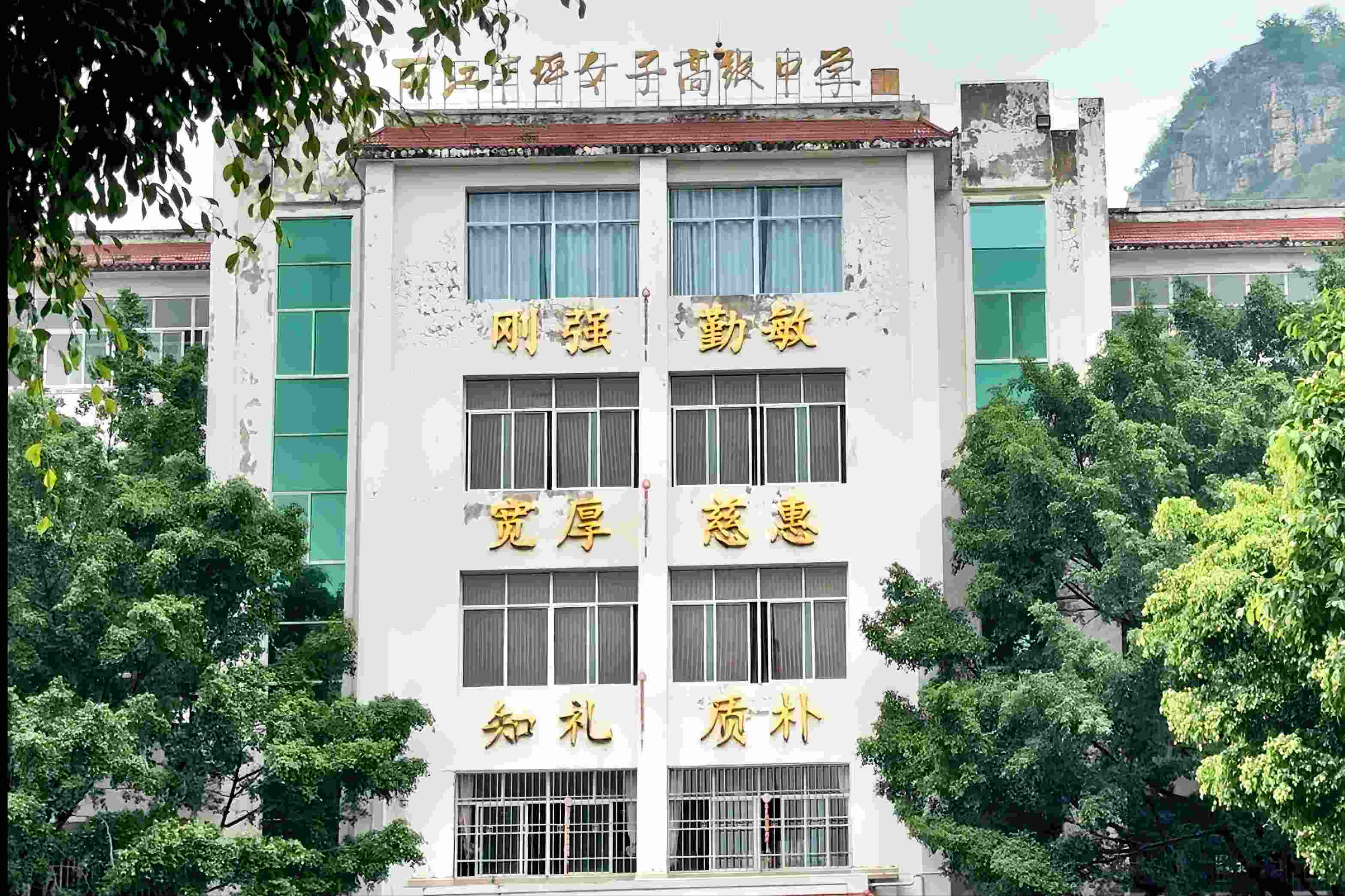 華坪女高教學樓。人民網(wǎng)記者 劉微攝