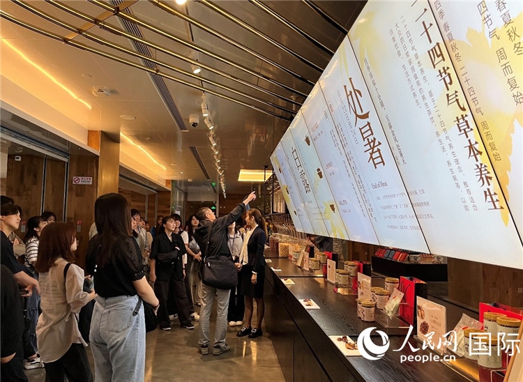2. 日中友好協(xié)會青年代表團一行學習24節(jié)氣養(yǎng)生知識。（人民網(wǎng)記者陳思 攝）
