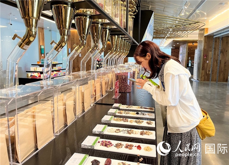 4. 代表團團員對新中式茶飲的食材充滿興趣。（人民網(wǎng)記者陳思 攝）