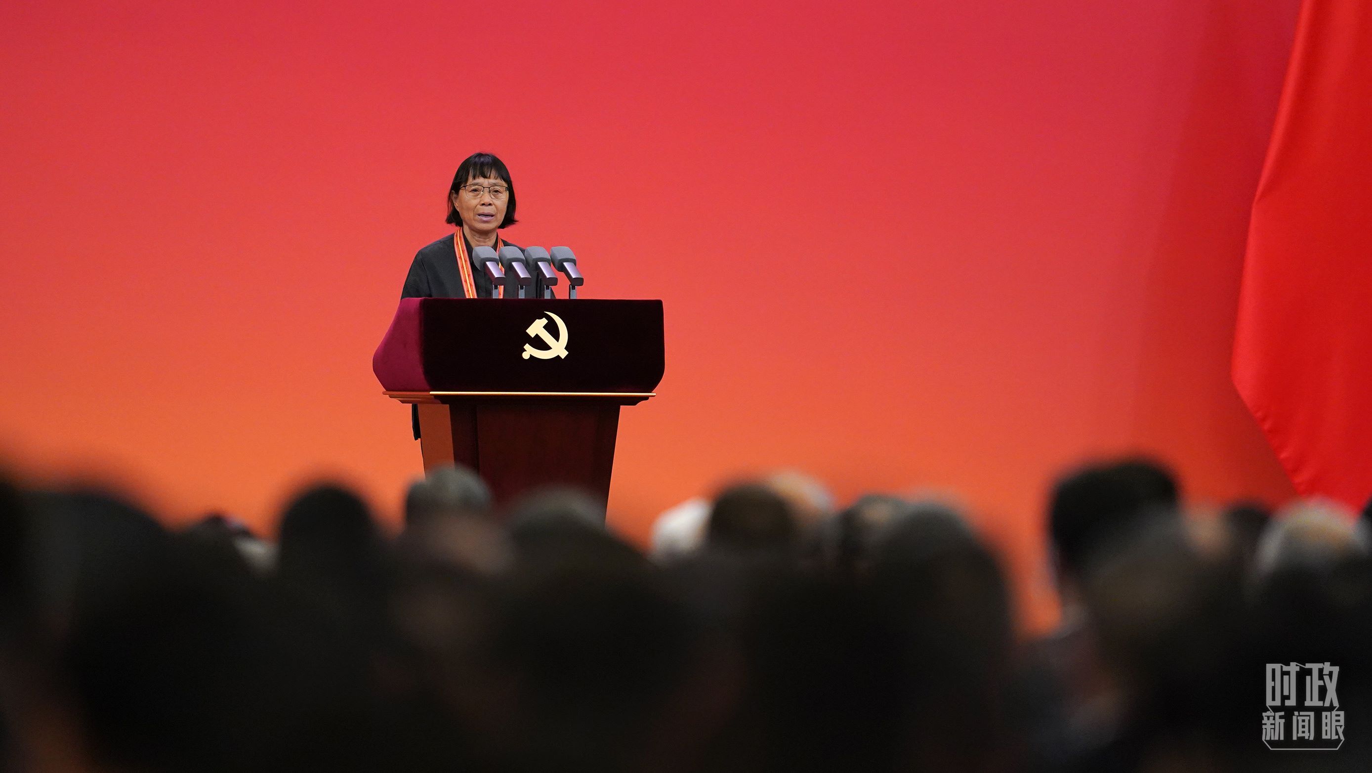  △2021年6月，幫助數(shù)千名貧困山區(qū)女孩圓夢(mèng)大學(xué)的人民教師張桂梅，代表“七一勛章”獲得者發(fā)言。（總臺(tái)國廣記者李晉拍攝）
