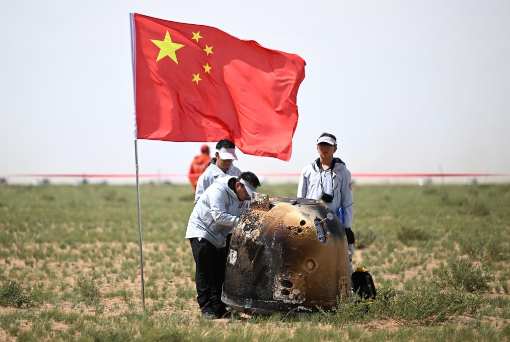 6月25日14時7分，嫦娥六號返回器攜帶來自月背的月球樣品安全著陸在內(nèi)蒙古四子王旗預定區(qū)域，探月工程嫦娥六號任務(wù)取得圓滿成功。新華社記者 貝赫 攝