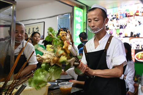 店員準(zhǔn)備制作天水麻辣燙。新華社記者 范培珅 攝