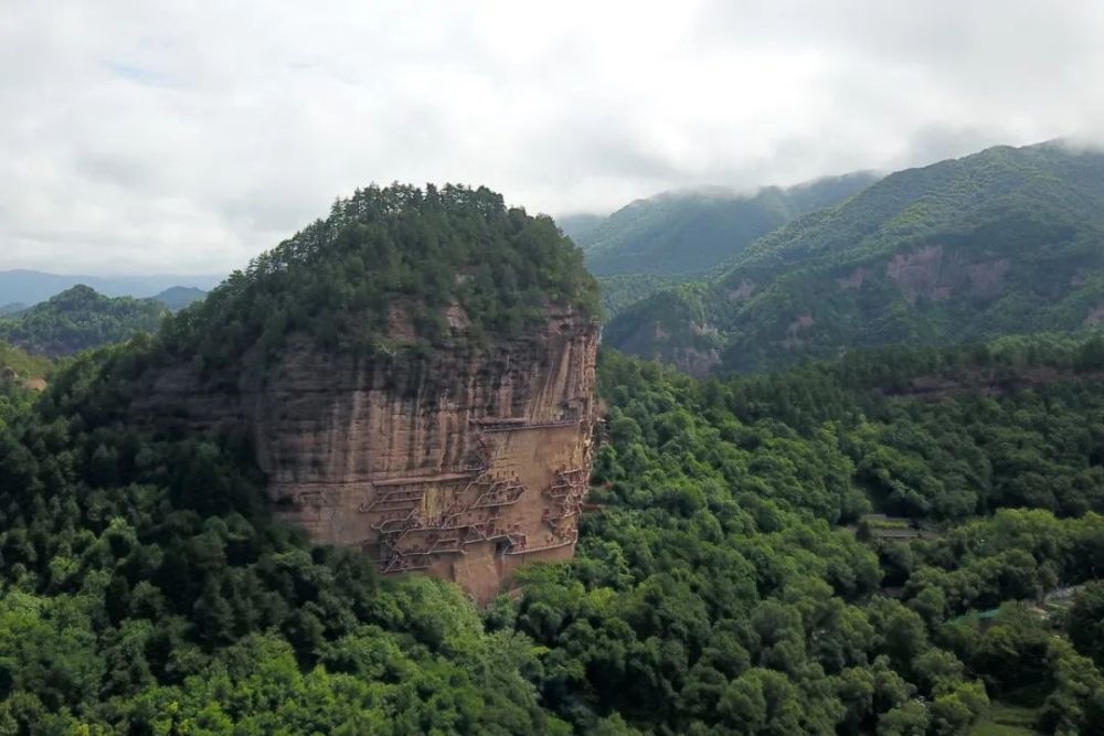麥積山石窟全景。新華社記者 范培珅 攝