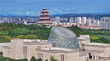 △寶雞青銅器博物院建筑外形運(yùn)用高臺(tái)門(mén)闕、青銅厚土的建筑語(yǔ)言，氣勢(shì)恢宏，厚重威嚴(yán)。（總臺(tái)央視記者范凱拍攝）