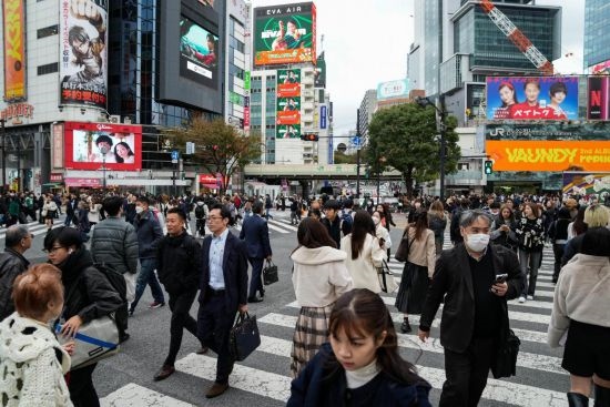 2023年11月15日，人們走過日本東京澀谷車站前的十字路口。新華社記者張笑宇攝