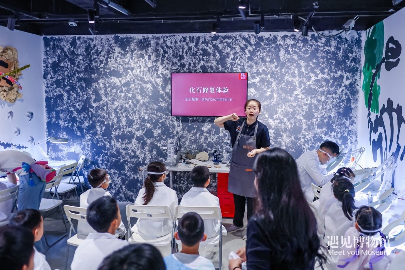 3. 小朋友們在“2億年的地球記憶——恐龍化石特展”體驗(yàn)當(dāng)“小小科學(xué)家”。遇見博物館供圖