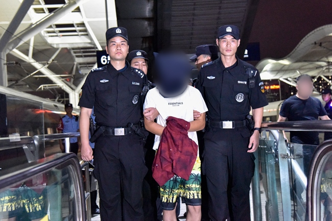 一名潛逃柬埔寨的犯罪嫌疑人被押解回國。公安部供圖