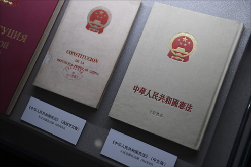 這是“五四憲法”歷史資料陳列館北山街館區(qū)展出的“五四憲法”中文版和西班牙文版。（2018年2月24日攝）新華社記者黃宗治攝