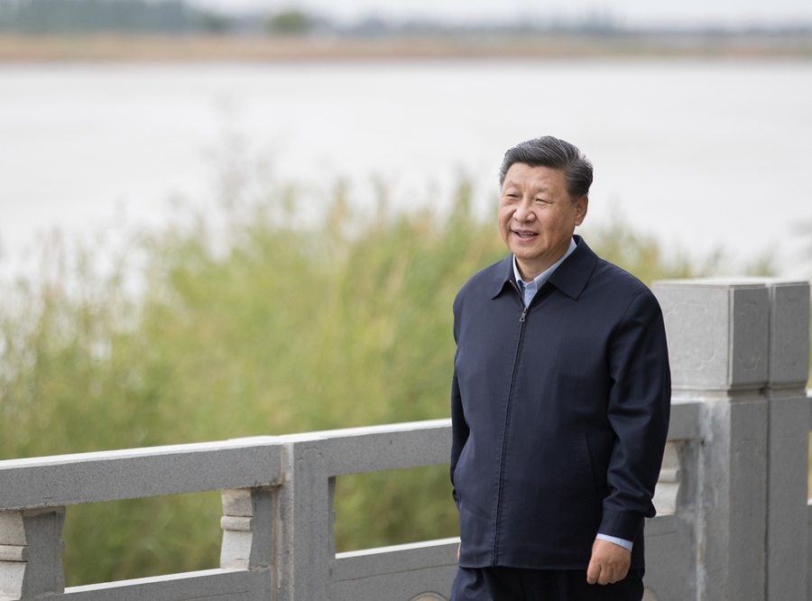 2020年6月8日，中共中央總書(shū)記、國(guó)家主席、中央軍委主席習(xí)近平在寧夏黃河吳忠市城區(qū)段了解加強(qiáng)黃河流域生態(tài)保護(hù)情況。新華社記者 王曄 攝