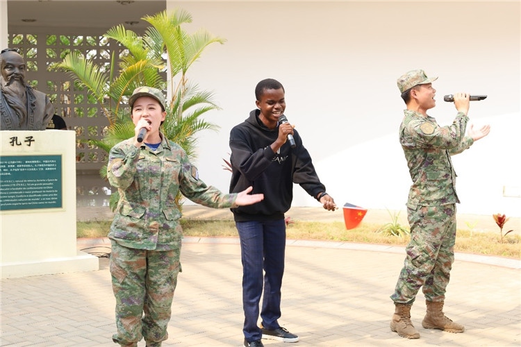 孔院學(xué)生與中國海軍官兵合唱《天地龍鱗》。內(nèi)圖大學(xué)孔子學(xué)院供圖