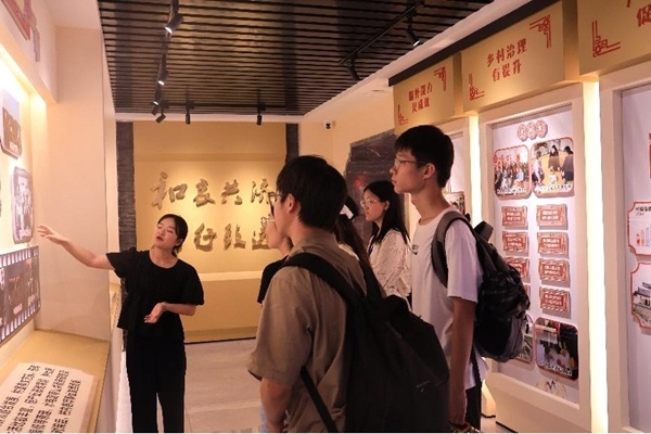 中央民族大學(xué)與中國(guó)人民大學(xué)聯(lián)合開(kāi)展“大國(guó)邊疆”實(shí)踐調(diào)研活動(dòng)。校方供圖