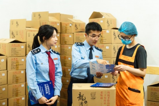 國家稅務總局平樂縣稅務局青年服務隊深入本土月餅生產銷售企業(yè)，精準推送適用稅惠政策，為香甜的月餅增添“稅滋味”。任斯林攝