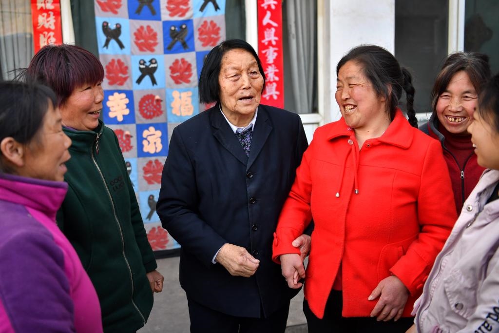 2019年3月23日，申紀蘭（左三）在山西省平順縣西溝村與村民分享全國兩會精神。新華社記者 曹陽 攝