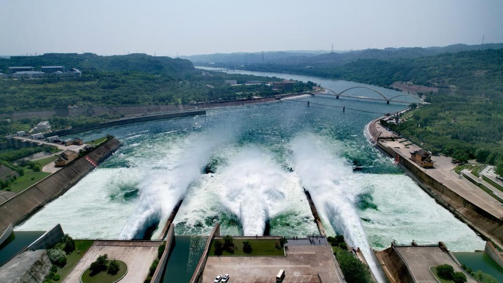 2023年6月21日，調(diào)水調(diào)沙清水下泄階段的小浪底水庫下泄基本為清水（無人機(jī)照片）。黃河調(diào)水調(diào)沙已實(shí)施22年，通過調(diào)水調(diào)沙，黃河下游河道主河槽得到全線沖刷，河床有明顯下降，行洪和過沙能力普遍提高。