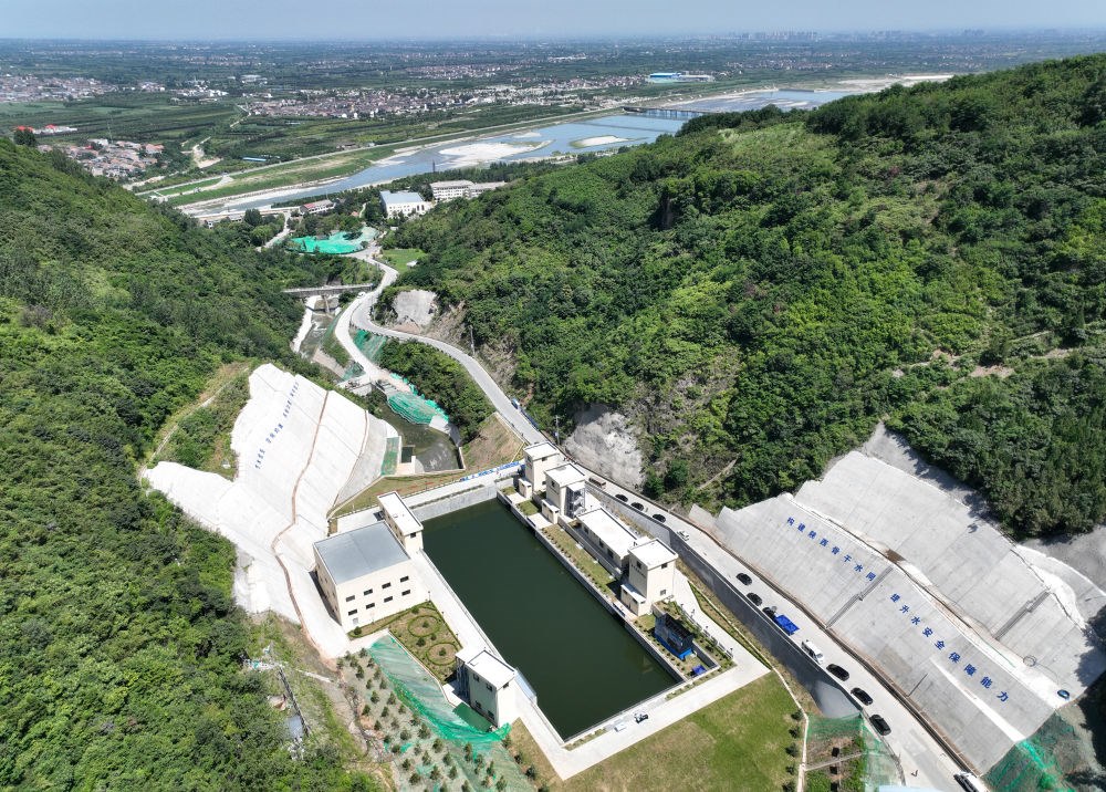 2023年7月16日，國家重大水利工程引漢濟(jì)渭工程成功實(shí)現(xiàn)先期通水，這是在陜西西安拍攝的黃池溝配水樞紐（無人機(jī)照片）。引漢濟(jì)渭工程全部建成投用后，可增加渭河入黃河水量年均6億至7億立方米。
