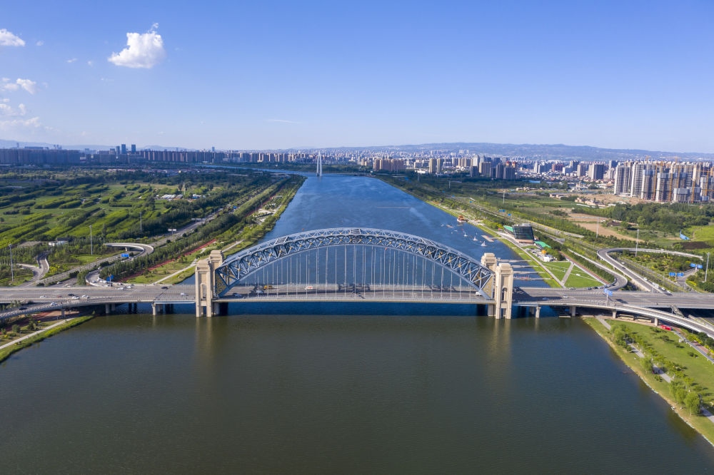 2024年6月7日在山西拍攝的汾河太原段晉陽橋（無人機(jī)照片）。汾河是黃河第二大支流。近年來，當(dāng)?shù)赝ㄟ^源頭截污、雨污分流、生物治藻等措施推進(jìn)“一泓清水入黃河”工程。今年1月至6月，太原市境內(nèi)6個(gè)地表水國考斷面優(yōu)良水體比例達(dá)到100%。