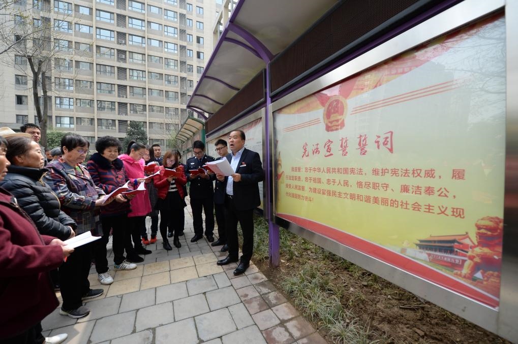 2018年3月20日，陜西寶倫律師事務所專職律師白銀濤（右一）在西安華遠君城社區(qū)宣傳憲法知識。新華社記者 李一博 攝