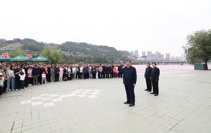 9月10日至13日，中共中央總書(shū)記、國(guó)家主席、中央軍委主席習(xí)近平在甘肅考察。這是11日下午，習(xí)近平在黃河蘭州中山橋段考察時(shí)，同在場(chǎng)的干部群眾親切交流。新華社記者 王曄 攝
