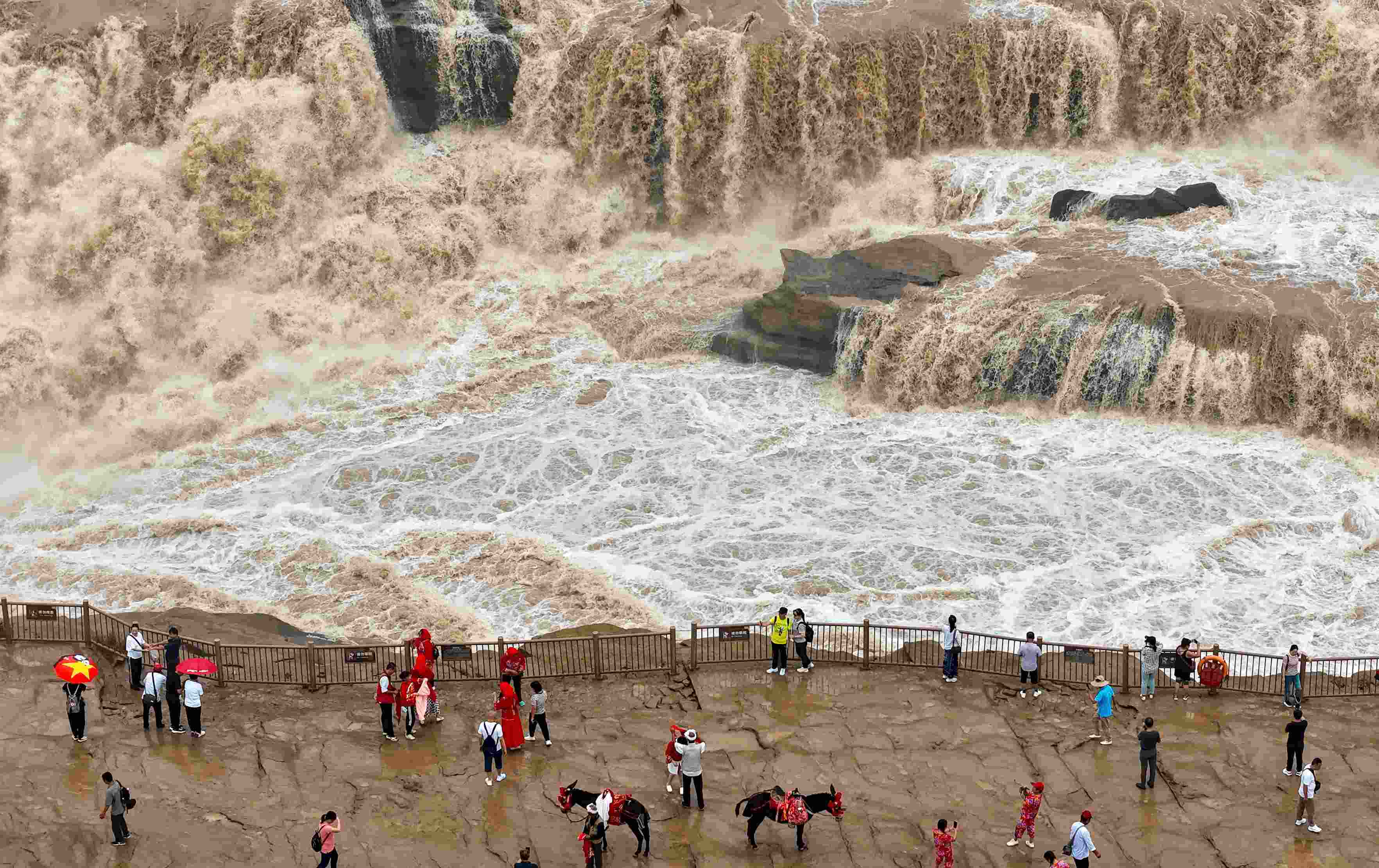 △9月9日，游客在黃河壺口瀑布景區(qū)游覽。