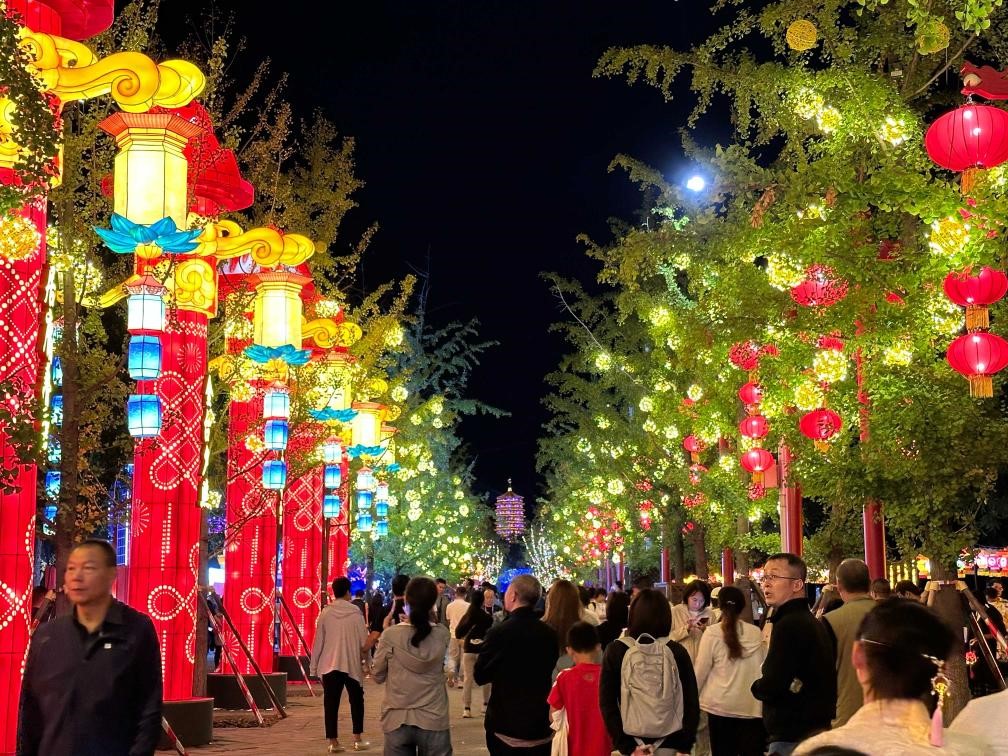 市民游客在2024年北京中秋國慶彩燈游園會欣賞彩燈。新華社記者楊淑君 攝