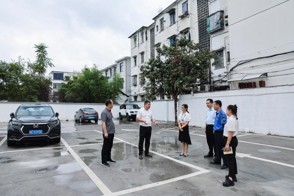 2024年9月11日，在浙江省湖州市，湖州吳興區(qū)人大代表、人大飛英街道工委代表及塔下街社區(qū)代表前往已改建的一處停車場(chǎng)進(jìn)行實(shí)地調(diào)研，監(jiān)督該改建項(xiàng)目的完成情況。新華社記者 徐昱 攝