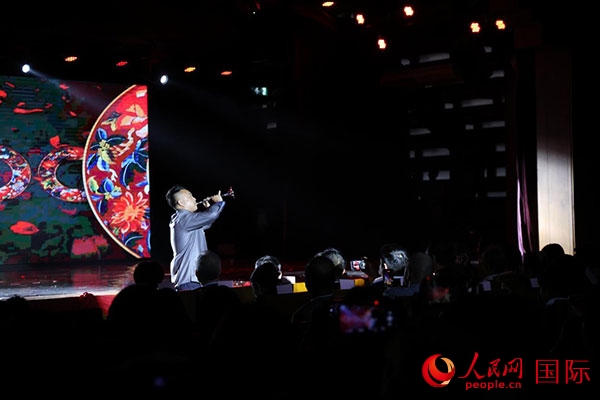 演出現(xiàn)場，演員帶來嗩吶獨(dú)奏《看秧歌》。人民網(wǎng)記者 楊一攝