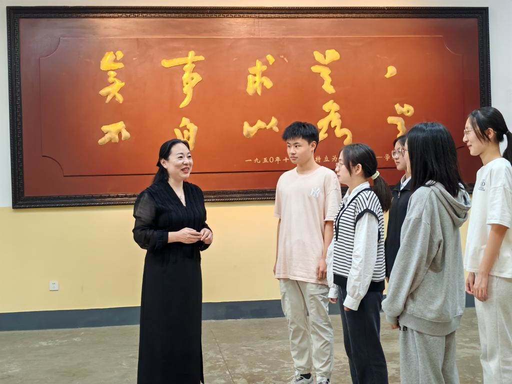 湖南第一師范學(xué)院思政課教師正在為學(xué)生講述紅色校史。（受訪者供圖）