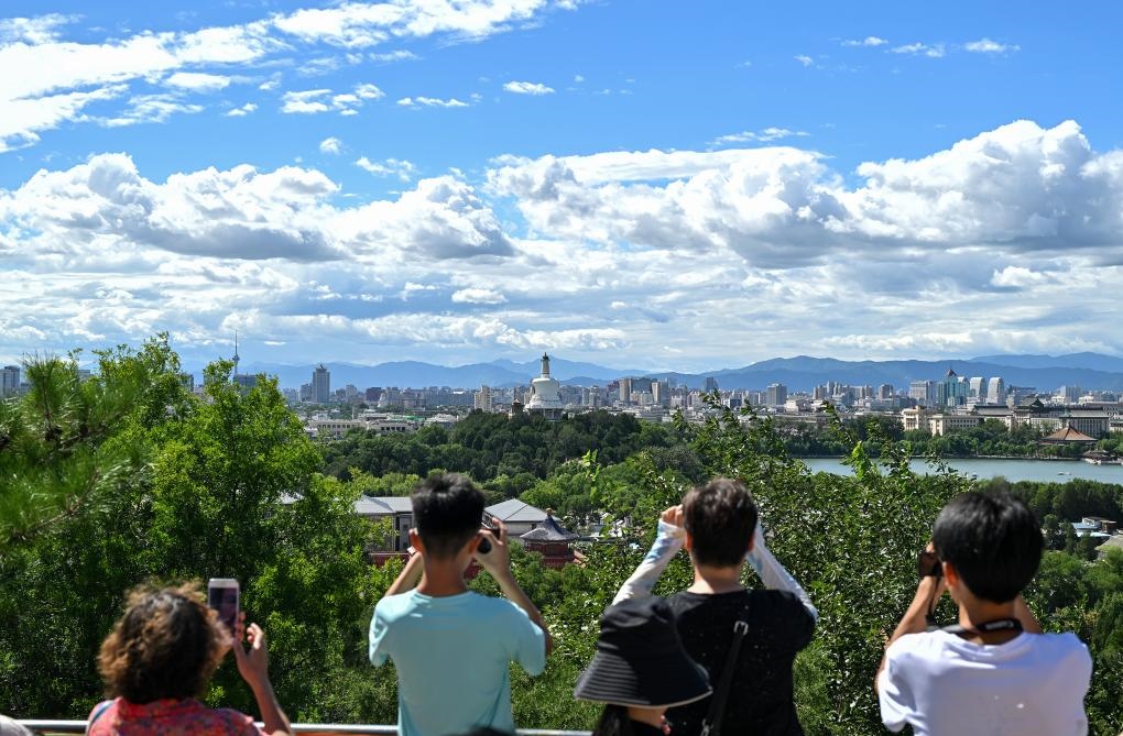 2024年8月12日北京天氣晴好，游客從景山上拍攝遠(yuǎn)處的北海公園。新華社記者李鑫 攝