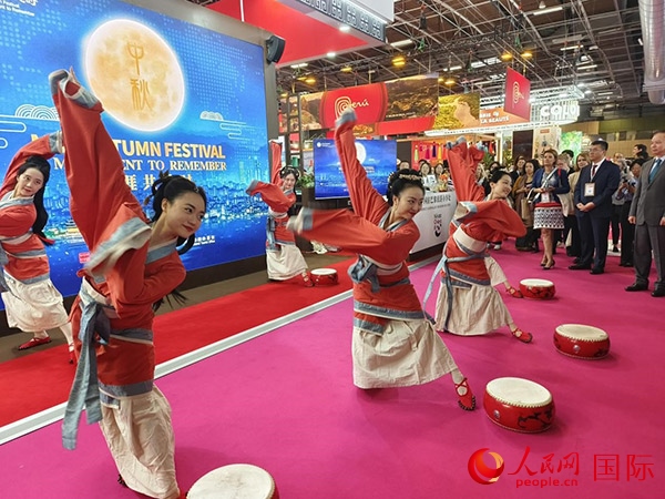 “你好！中國”展臺開幕式上的中國傳統(tǒng)舞蹈表演。人民網(wǎng)記者 尚凱元攝
