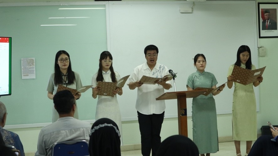 阿拉扎大學(xué)孔子學(xué)院志愿者教師表演詩(shī)朗誦?；顒?dòng)主辦方供圖