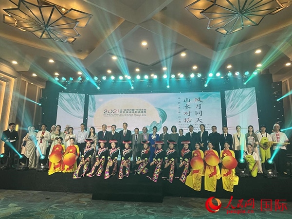 兩國嘉賓與中越藝術家現(xiàn)場合影。人民網記者 楊曄攝