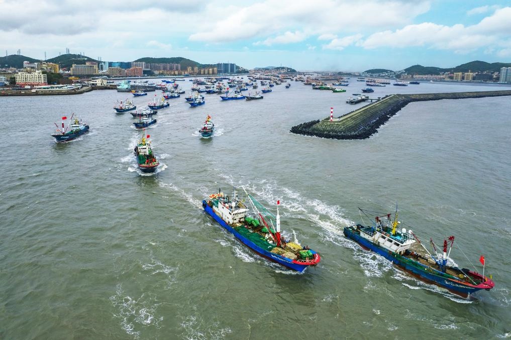 舟山沈家門水域漁船集中出海。（浙江海事局供圖）