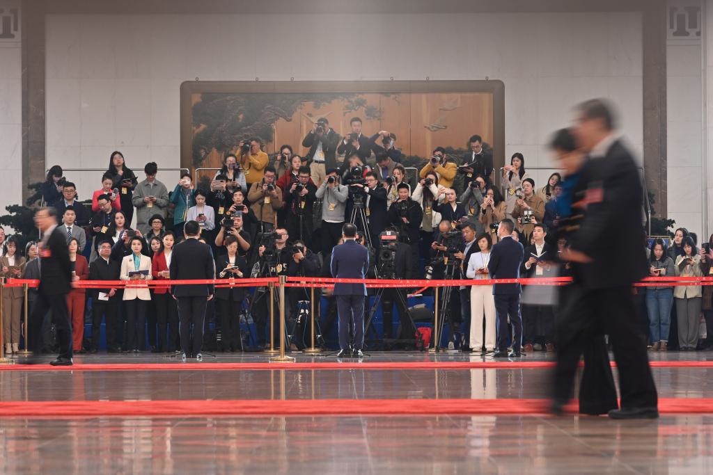 2024年3月10日，全國政協(xié)十四屆二次會議第三場“委員通道”集體采訪活動在北京人民大會堂舉行。新華社記者 宋為偉 攝