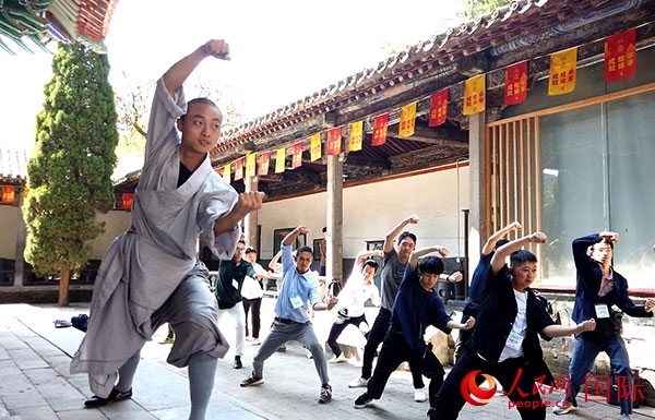 日本少林寺拳法青年代表團(tuán)體驗(yàn)體驗(yàn)少林十三拳。人民網(wǎng)記者 張靖攝