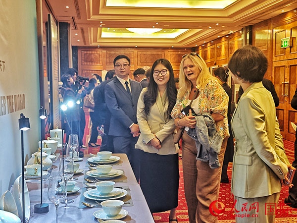 英國(guó)觀眾參觀“景德鎮(zhèn)制”區(qū)域品牌新品。人民網(wǎng)記者 邢雪攝