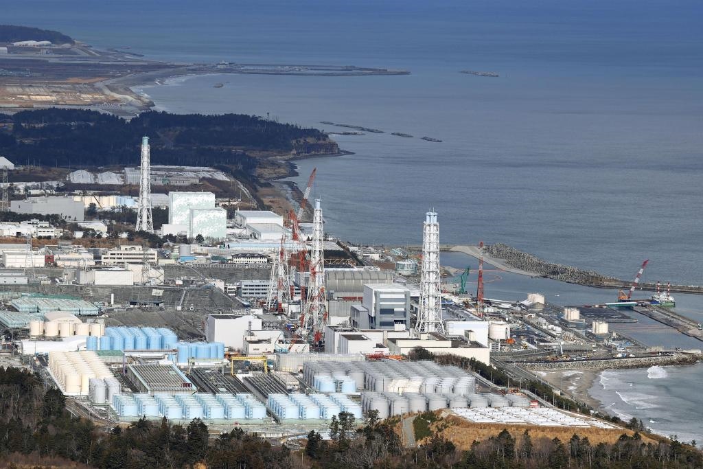 這是2021年1月8日拍攝的日本福島第一核電站和核污水儲(chǔ)水罐。（新華社/共同社）