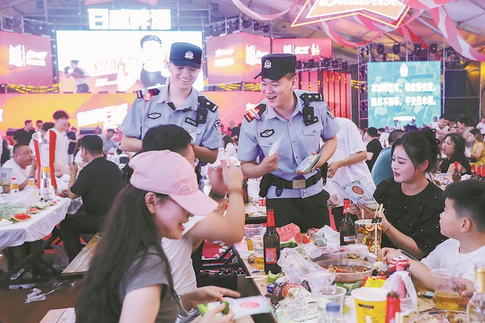8月10日，黑龍江省哈爾濱市公安局松北分局民警輔警在啤酒大棚開(kāi)展安全宣傳。史繼東攝