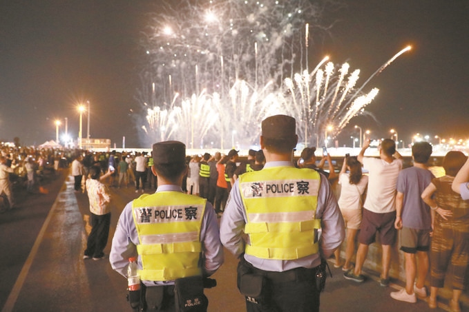 8月10日，黑龍江省哈爾濱市公安局松北分局民警輔警在啤酒大棚開(kāi)展安全宣傳。史繼東攝