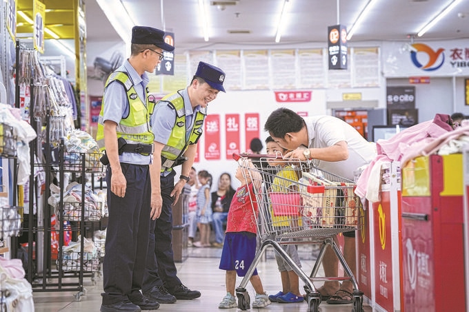 ?8月27日，貴州省凱里市公安局組織開(kāi)展拉網(wǎng)式大排查，民警在超市和群眾交流。周國(guó)輝攝