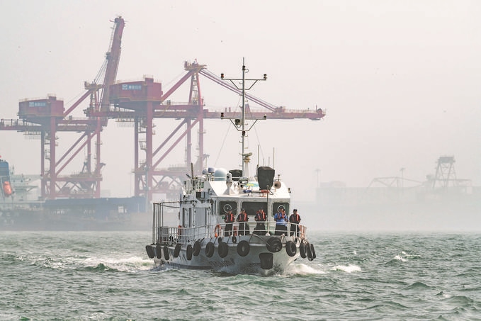 ?7月5日，秦皇島出入境邊防檢查站聯(lián)合秦皇島市公安局水陸巡特警支隊(duì)開(kāi)展海上聯(lián)合巡航。陳凈萱攝
