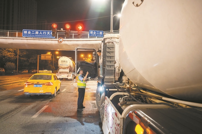 7月25日，陜西省西安市公安局交警支隊(duì)開(kāi)展全市中重型貨車及面包車違法異地互查整治行動(dòng)。孫崇明攝