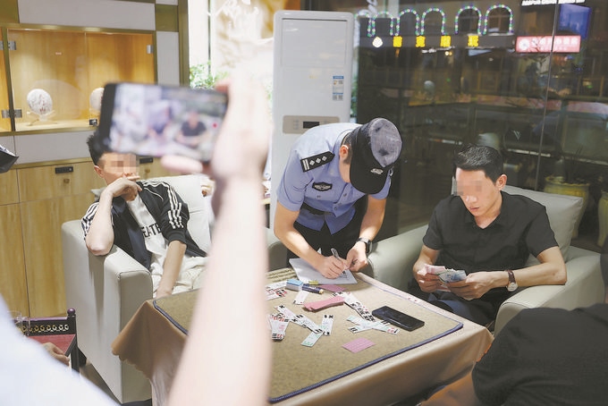 9月7日，云南省昆明市公安機(jī)關(guān)對(duì)棋牌室開(kāi)展檢查。