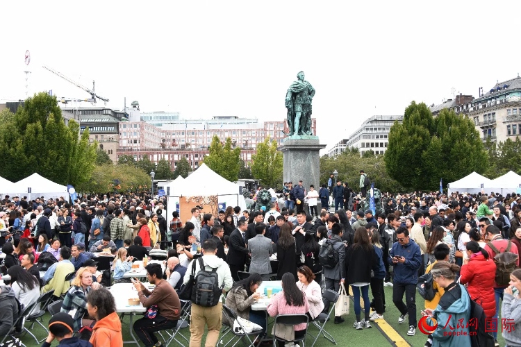 “天涯共此時(shí)——中秋游園會(huì)”在斯德哥爾摩國王花園舉辦。人民網(wǎng)記者 殷淼攝
