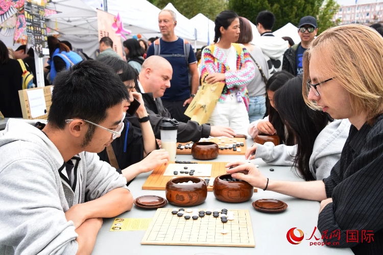 圍棋博弈。人民網(wǎng)記者 殷淼攝