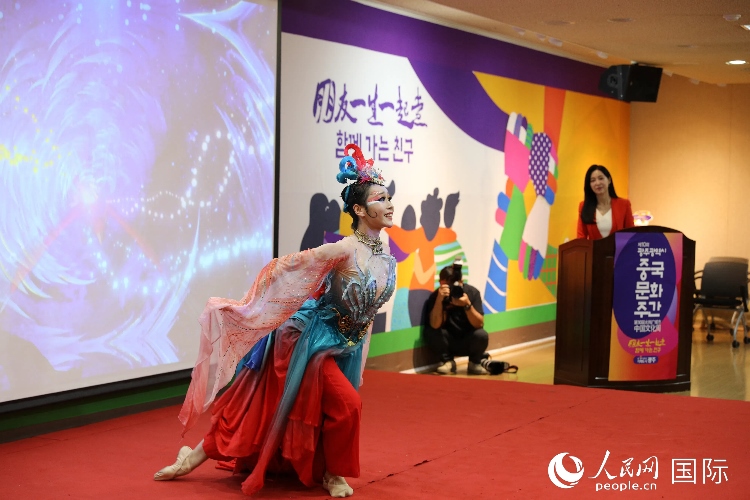 中國演員在中國文化周開幕式上表演舞蹈。人民網(wǎng)記者 莽九晨攝