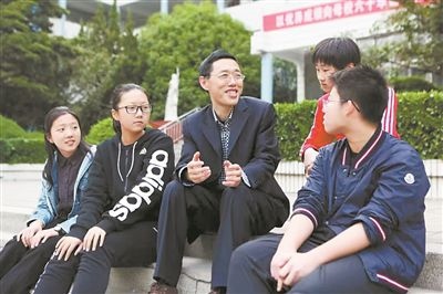 淮北市首批高層次人才儲(chǔ)備金獲得者、淮北市第一中學(xué)教師陳超（左三）在與學(xué)生交談?；幢笔形瞬殴ぷ骶止﹫D