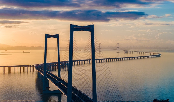 2024年6月27日，沐浴在晨曦中的深中通道（無人機照片）。新華社記者毛思倩 攝